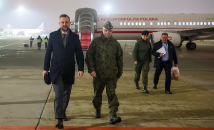 Władysław Kosiniak-Kamysz na płycie lotniska w 1. Bazie Lotnictwa Transportowego w Warszawie