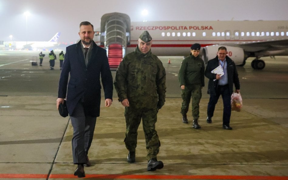 Władysław Kosiniak-Kamysz na płycie lotniska w 1. Bazie Lotnictwa Transportowego w Warszawie