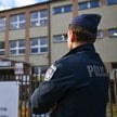 Funkcjonariusz policji przed jedną ze szkół w Mińsku Mazowieckim (fot. ilustracyjna)