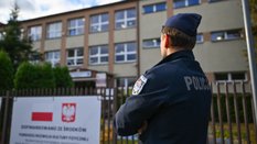 Funkcjonariusz policji przed jedną ze szkół w Mińsku Mazowieckim (fot. ilustracyjna)