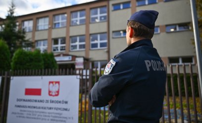 Funkcjonariusz policji przed jedną ze szkół w Mińsku Mazowieckim (fot. ilustracyjna)