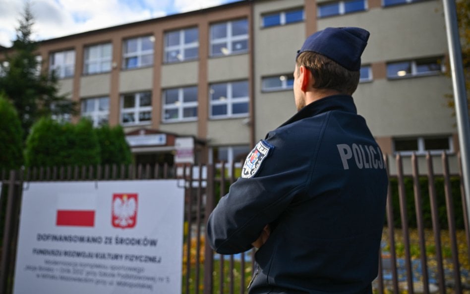 Funkcjonariusz policji przed jedną ze szkół w Mińsku Mazowieckim (fot. ilustracyjna)