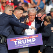 Agenci Secret Service wyprowadzają zakrwawionego Donalda Trumpa z przedwyborczego wiecu w Butler