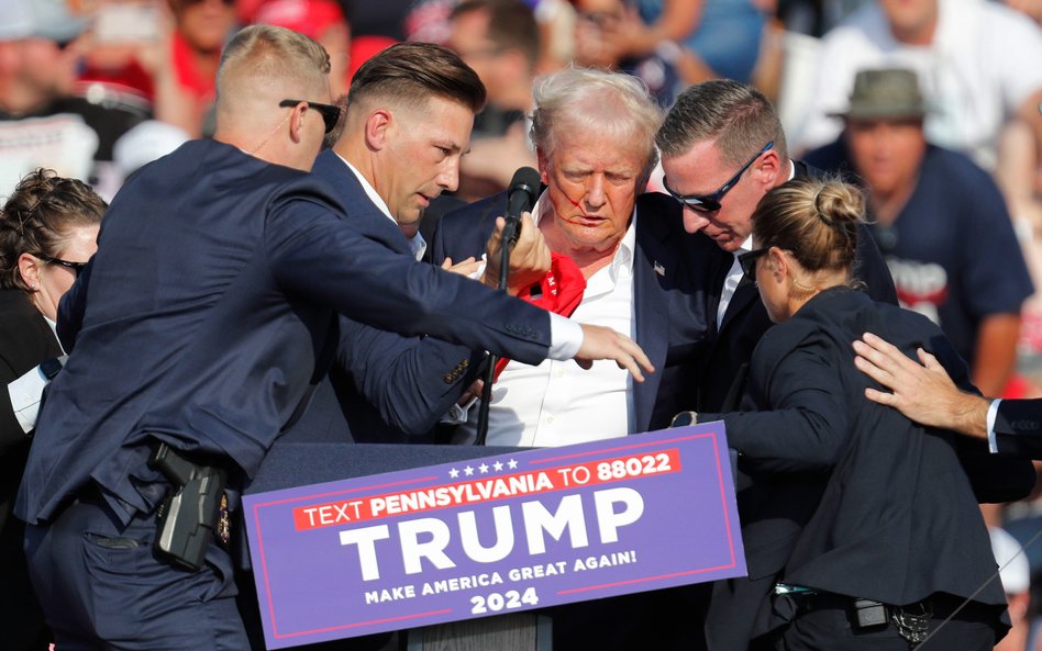 Agenci Secret Service wyprowadzają zakrwawionego Donalda Trumpa z przedwyborczego wiecu w Butler