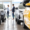 Do salonów wróciły wyprzedaże rocznika. Dealerzy sprzedają więcej aut