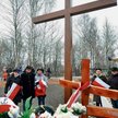 Krzyż upamiętniający ofiary katastrofy smoleńskiej stoi cztery metry od kamienia z pamiątkową tablic
