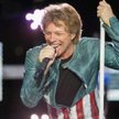 Lider grupy Jon Bon Jovi na estradzie zawsze jest uśmiechnięty, zdjęcie z obecnej trasy koncertowej 