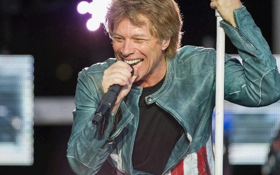 Lider grupy Jon Bon Jovi na estradzie zawsze jest uśmiechnięty, zdjęcie z obecnej trasy koncertowej 