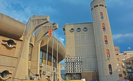 Główny Urząd Poczty i Telekomunikacji w Skopje, jakby żywcem wyjęty ze świata Tolkiena, owoc pracy a