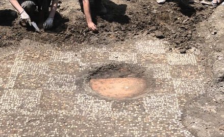 Naukowcy znaleźli również jamę z kamieniami wykorzystywanymi do układania mozaiki