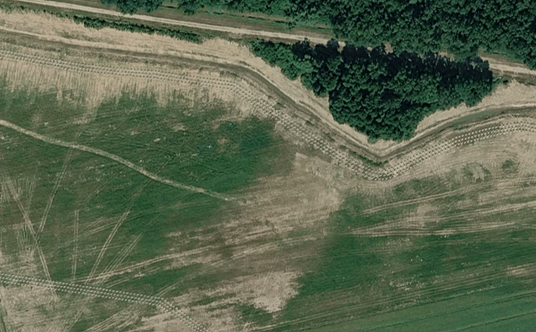 Niektóre linie umocnień są już widoczne na zdjęciach satelitarnych. Przykład z Google Maps.
