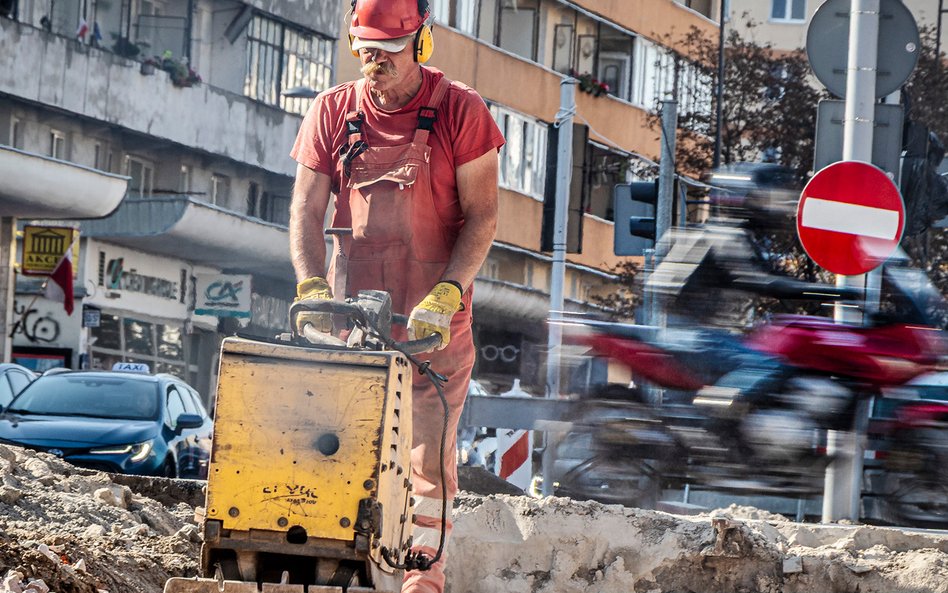 Przed umieszczeniem podkładów należy zagęścić podłoże