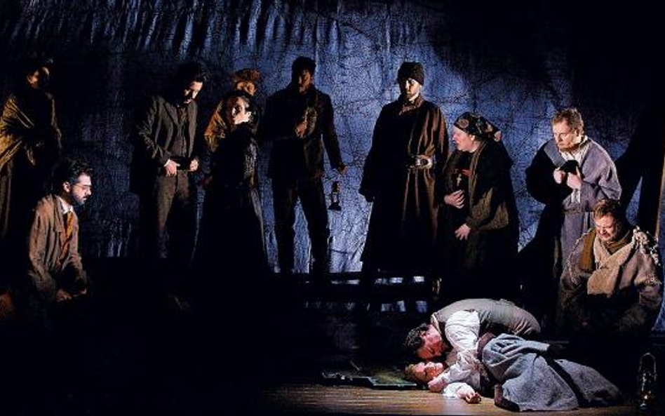 Warszawski spektakl powstaje w koprodukcji z English National Opera. Premiera w Londynie odbyła się 