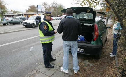 Strażnik bogatszy w uprawnienia i z kogutem