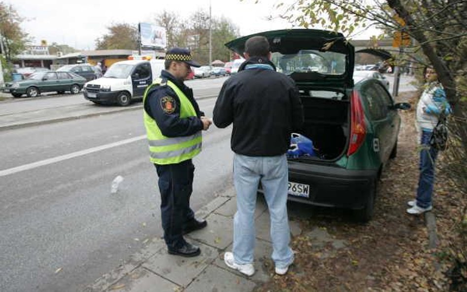 Strażnik bogatszy w uprawnienia i z kogutem