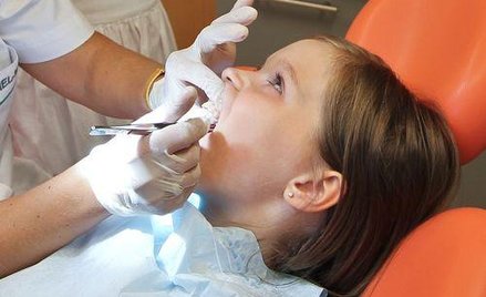 Kiedy dentysta musi wystawić paragon z 23-proc. VAT