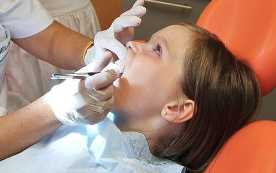 Kiedy dentysta musi wystawić paragon z 23-proc. VAT