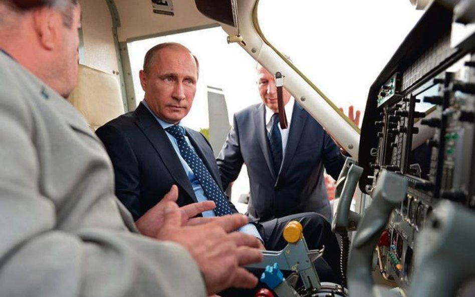 Władimir Putin nie wygląda na zaniepokojonego działaniami UE (w poniedziałek odwiedził centrum budow