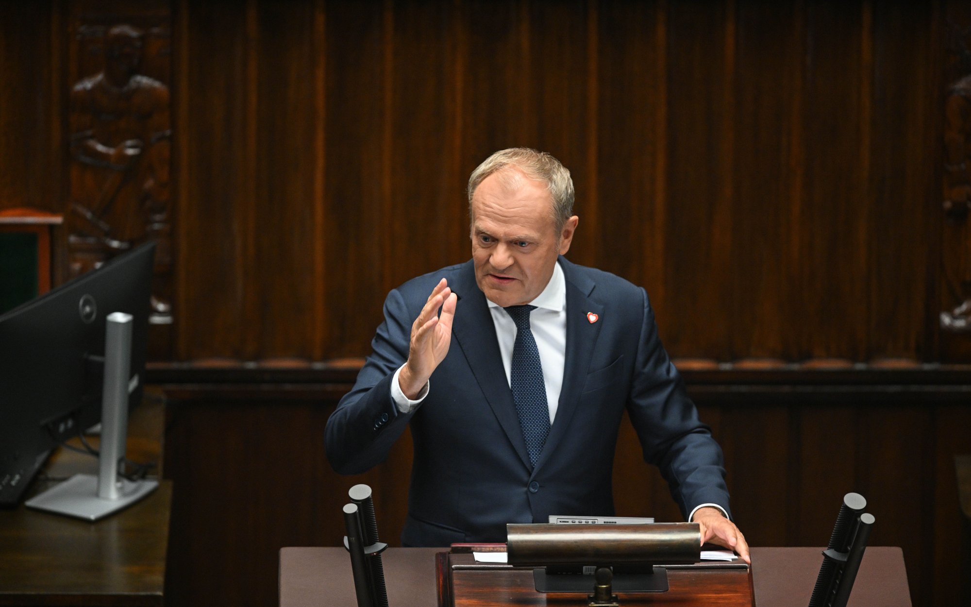 Donald Tusk w Sejmie: Wzbiera fala, która zaczyna być niebezpieczna