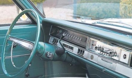 Czysty design ówczesnych desek rozdzielczych rozczula. Zielone kanapy kuszą pasażerów – to wciąż ory