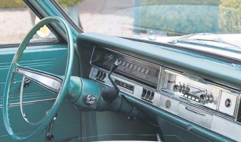 Czysty design ówczesnych desek rozdzielczych rozczula. Zielone kanapy kuszą pasażerów – to wciąż ory