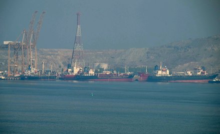 Tankowce w terminalu kontenerowym Khor Fakkan, jedynym naturalnym porcie głębinowym w regionie i jed