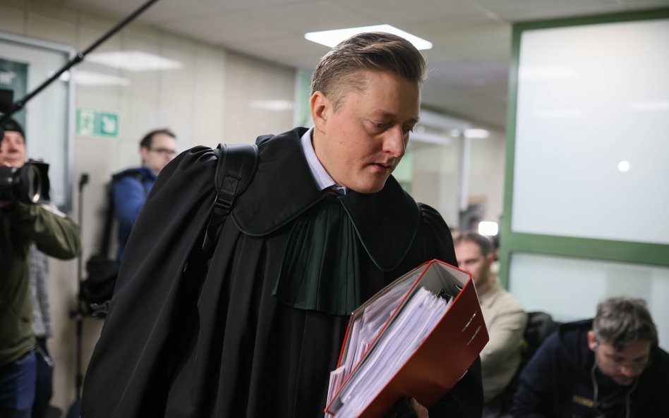 Mec. Bartosz Lewandowski na korytarzu Sądu Rejonowego dla Warszawy-Mokotowa