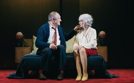 Główni bohaterowie, Grażyna i Ludwik, w dniu pięćdziesiątej rocznicy swojego pierwszego zbliżenia ni