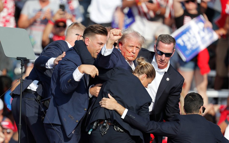 Donald Trump, były prezydent USA, został lekko ranny w zamachu podczas wiecu w miejscowości Butler w