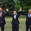 Premier Donald Tusk (P) i wicepremier, minister obrony narodowej Władysław Kosiniak-Kamysz (L) oraz 