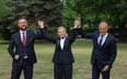 Premier Donald Tusk (P) i wicepremier, minister obrony narodowej Władysław Kosiniak-Kamysz (L) oraz 