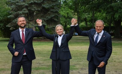 Premier Donald Tusk (P) i wicepremier, minister obrony narodowej Władysław Kosiniak-Kamysz (L) oraz 