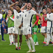 Piłkarze reprezentacji Anglii świętowali z kibicami po meczu ze Słowacją