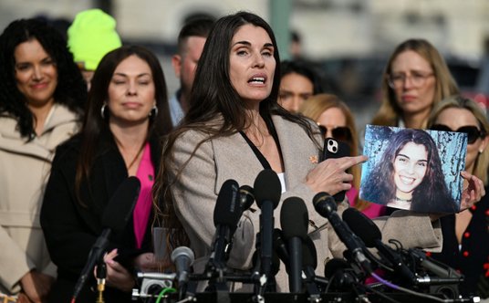 Teresa Helm, jedna z ofiar Epsteina pokazuje zdjęcie wykonane w okresie, gdy była przez niego wykorz