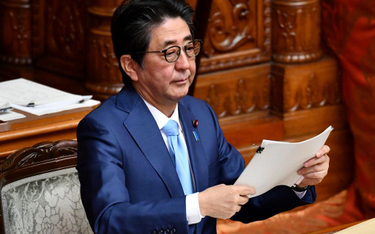 Shinzo Abe przeszedł do historii - rządzi Japonią już 2887 dni
