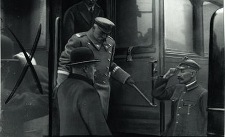 Aleksander Prystor (stoi z lewej) ze swym Komendantem