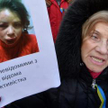 Tak wygląda Tetiana Czornowił po pobiciu przez zwolenników władz. Na zdjęciu: wczorajsza demonstracj