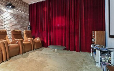 Dobrej jakości sprzęt audiowizualny i wygodne fotele – to ważne elementy kina domowego