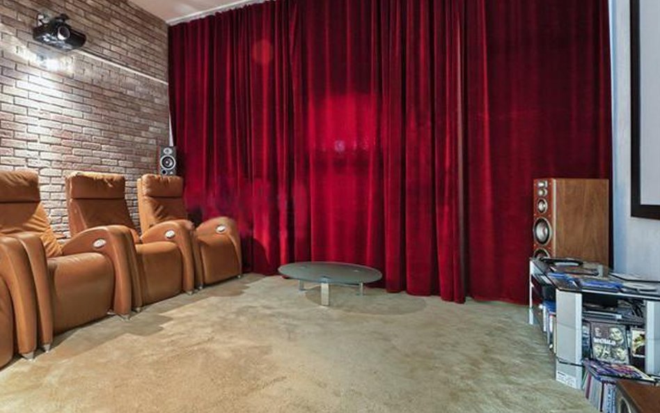 Dobrej jakości sprzęt audiowizualny i wygodne fotele – to ważne elementy kina domowego