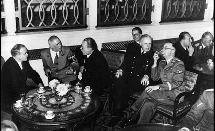 Wiaczesław Mołotow, szef sowieckiej dyplomacji (pierwszy z lewej), w przyjacielskiej pogawędce m.in.