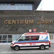 Karetka pogotowia przed Centrum Zdrowia Dziecka w Warszawie