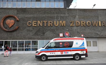 Karetka pogotowia przed Centrum Zdrowia Dziecka w Warszawie