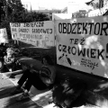 We wrześniu 1989 Sejm zatwierdza skład rządu Tadeusza Mazowieckiego. Pod Sejmem manifestują członkow