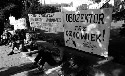We wrześniu 1989 Sejm zatwierdza skład rządu Tadeusza Mazowieckiego. Pod Sejmem manifestują członkow