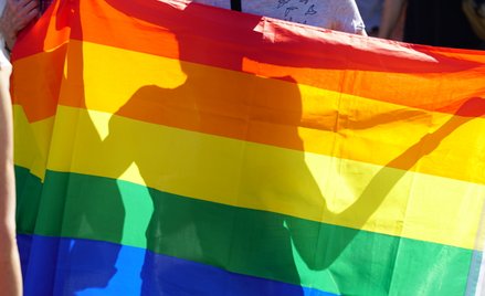 USA: Nie żyje 66-letnia kobieta. Zastrzelono ją za wywieszenie tęczowej flagi