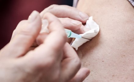 Próbowali sprzedać 3 tys. fałszywych szczepionek na COVID-19. Zatrzymano 80 osób