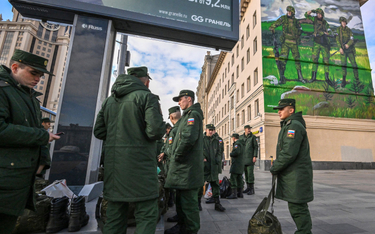 Rosyjscy żołnierze czekają na wyjazd