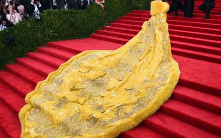 4 maja, Nowy Jork. Rihanna w sukni projektu Guo Pei przed Metropolitan Museum of Art. Met Gala jest 