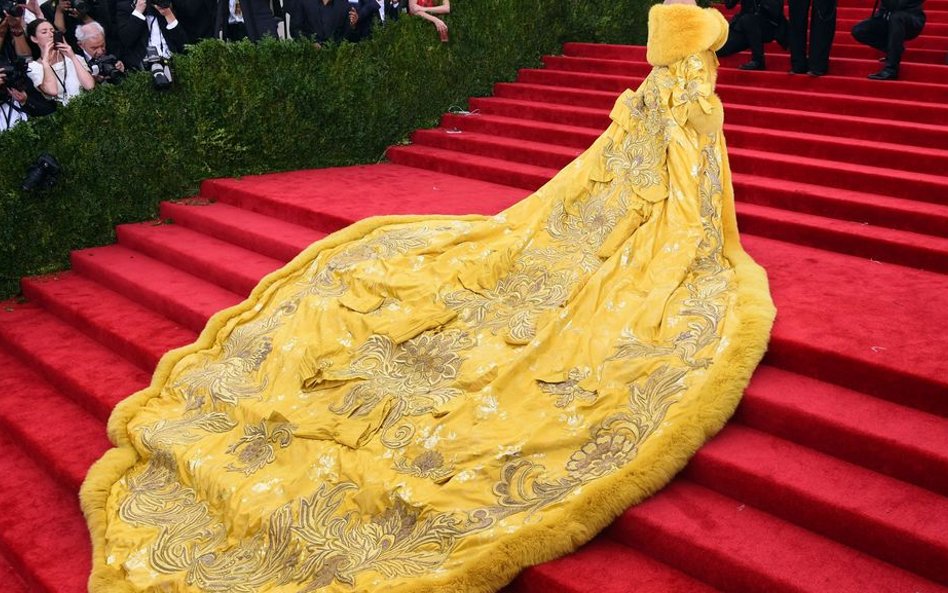 4 maja, Nowy Jork. Rihanna w sukni projektu Guo Pei przed Metropolitan Museum of Art. Met Gala jest 