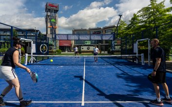 Warszawiacy mogą do końca sierpnia korzystać za darmo z kortu do padla przy Westfield Arkadia